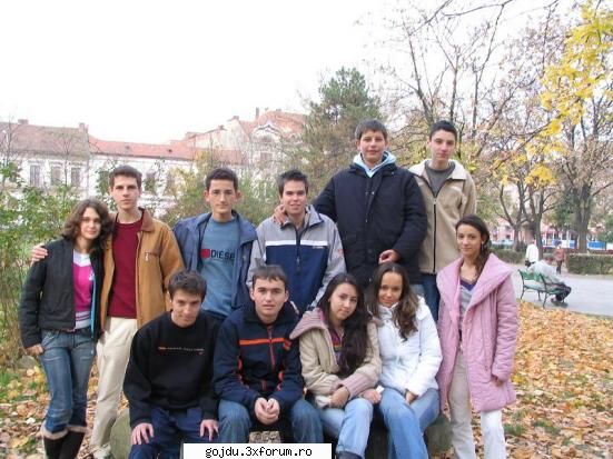 o poza cu multa lume...de prin lume adunata... clasa mea,a x-a a (ianuarie 2006)